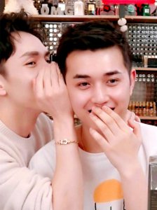 李佳琦+小助理=购物综艺 ｜李佳琦+其他人=