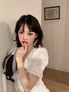 三步营造法式氛围少女感卷发+小配饰