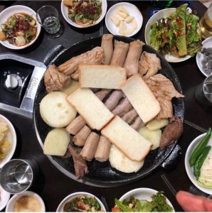 首尔美食新沙超多明星光顾的烤牛肠店
