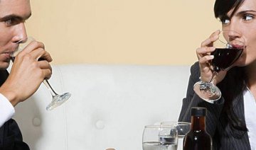 备孕期喝红酒有助于怀孕是真的吗 备孕期可以喝红酒吗存在哪些危