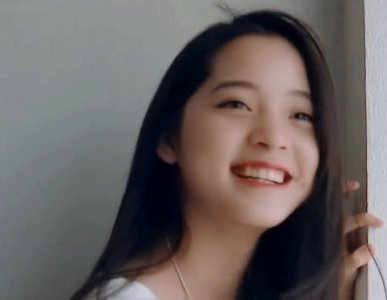 今夏最潮穿搭：黑大衣＋金链子＋绿包 再配上“龙骨辫”帅飞了