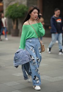 该款“米奇裤”忽然走红了 只能搭配小白鞋 一般人撑不起来