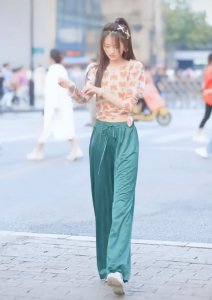 快抛弃牛仔裤吧 潮人都爱上了“橄榄裤” 120斤穿成90斤