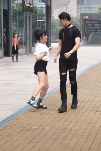 新型虐汪大法：180男友扛起150的她就跑 另外情侣装亮了