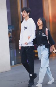 小姐姐因穿了超火的“半刀切裤” 腿比男友显长 却也显胖10斤