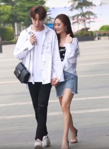 与众不同的撒狗粮方式 情侣装用衬衫“画”成的 简直甜蜜暴击