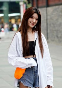 靓女只比闺蜜高10公分 就凭一条“海浪裤” 比闺蜜腿长一倍