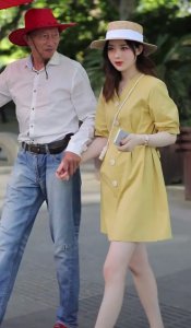 小姐姐穿裙子美得像仙子 但往脚下一看时 感觉瞬间就不同了