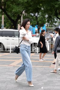 牛仔裤搭配尖头细高跟鞋 优雅大气 还显身材