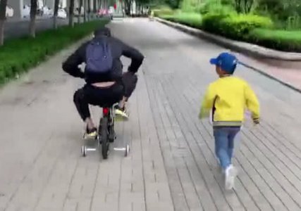 不省心奶爸抢娃的车骑走红 萌娃被气哭：我是充话费送的吗？