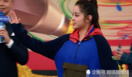 关晓彤欧阳娜娜两人拥抱 她这一举动引网友热议 差距太明显了