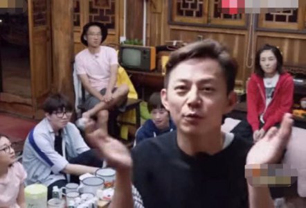 何炅录节目被关美颜 看清他45岁的真实颜值 网友们傻眼了