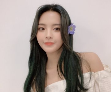 杨超越儿童节晒照 有谁注意手里的药丸？ 网友：90后童年回忆