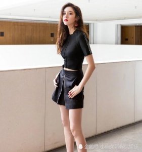 宋妍霏是怎么过六一的？丸子头＋露脐少女紫 青春靓丽气质爆棚