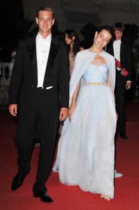 外国婚闹？摩纳哥公主结婚 新郎竟被扔进泳池