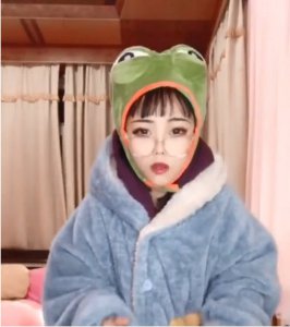 顾茜茜穿睡衣跳舞 却被身后一物抢镜 看清是啥后：未成年请闭眼
