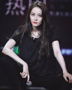 迪丽热巴生日会 王源惊喜现身 有谁注意热巴心情 网友：太现实