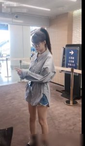 机场偶遇沈梦辰 看到她路人镜头下的腿 网友：这也太吓人了