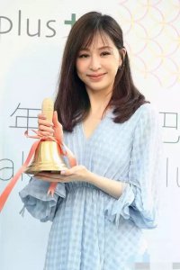 37岁甜心教主王心凌淡妆穿长裙 头上珍珠发卡显清纯可人