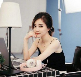 冯提莫上学时照片被扒出 没有浓妆和美颜 网友：这颜值我跪了