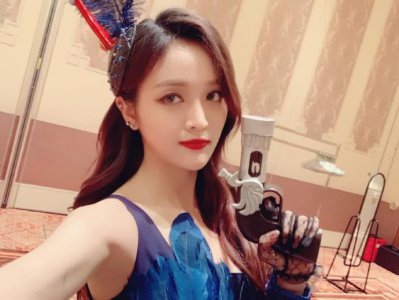 吴宣仪蕾丝性感鸡毛装 化身警探秀美腿 真让人大开眼界