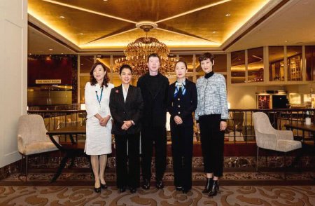 冯小刚徐帆夫妇获新西兰总理接见 没有美颜的两人看着都老了