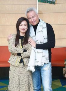 48岁张庭夫妻520海边比心大撒糖 44岁岳丽娜裸婚被老公宠上天