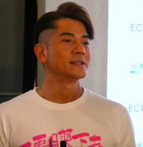 郭富城太体贴了 带妻女外出背重包 方媛已出月子却仍坚持戴墨镜