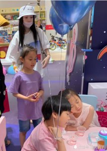 李小璐比杨幂还厉害 大胆挑战紫色骑行短裤 这是最时髦的亲子装
