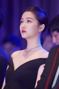 关晓彤穿衣再次突破 未修图照与工作室美照对比皮肤状态引热议