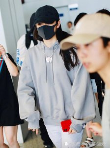 欧阳娜娜现身机场 以为没人看到 正对镜头后被这双腿惊到了