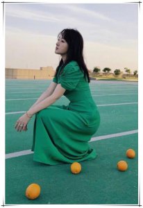 杨钰莹拍大片踩30cm高跷脚与地面垂直 看着都疼