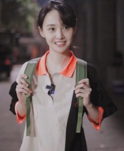 郑爽身穿学生装双肩包现身 青春气息扑面而来