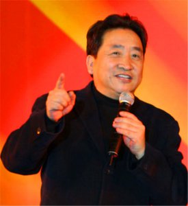 姜昆玩大了 收外国徒弟还创新出嘻哈相声 演出效果让人意想不到
