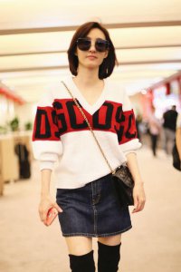 王丽坤这腿是真的细长 毛衣＋过膝靴踩出女王气场 为了美不怕热