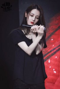 迪丽热巴生日会热舞撕衣 粉丝直呼简直太撩了