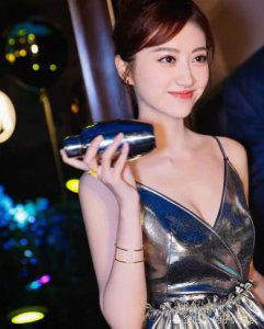 景甜被服装师坑惨 穿皇帝的新衣出大糗 上半身成最大亮点