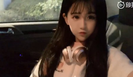 杨清柠化身女汉子 单手拽起毛宸宸 网友：能不能真实点