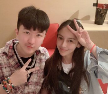 都是纯天然 30岁baby和20岁杨超越合照 网友：谁说谎了