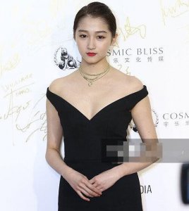 有一种意外叫关晓彤的肩颈线 第一眼又宽又丑 第二眼直接爱上了