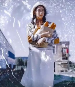 关晓彤拿油条拍写真 随意站出大片即视感 网友：我拿就像送外卖