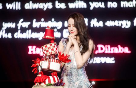 一线丨热巴生日会与冷巴同台热舞 爱心项目小朋友发来祝福