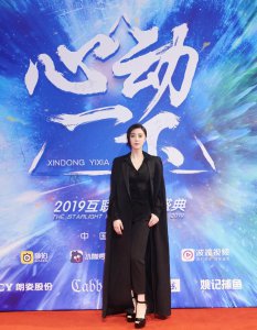 一夜睡醒范冰冰低调复出 黑色透视衫加高腰裤 气场不减当年