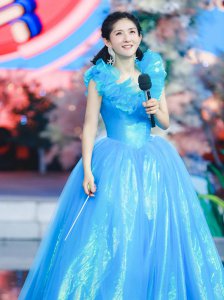 以为谢娜的灰姑娘够美了 看到娜扎演的白雪公主 我准备好了苹果