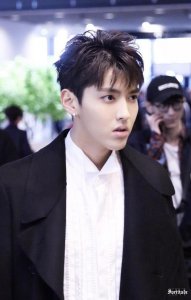 吴亦凡高冷形象 这个心情暴露了傻乎乎的真性情