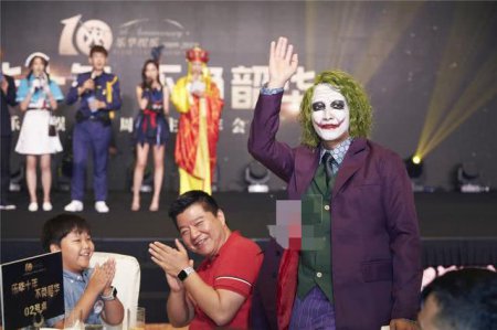 乐华十周年年会：孟美岐扮猫女 程潇扮龙女 吴宣仪扮黑天鹅