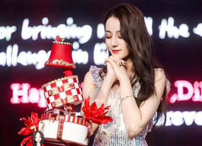 迪丽热巴深夜发文 爱丽丝看完全体飙泪 演艺界只有他送上祝福