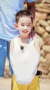 小小春参加杨幂女儿小糯米生日派对 8点20分眉毛依旧可爱