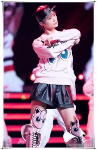 李宇春真是个百变妖精 卡通粉T配粉长靴少女感炸裂 被她甜化了