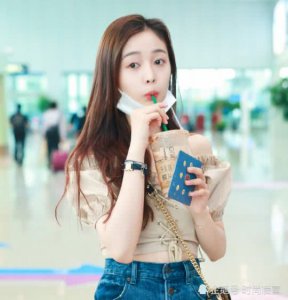 吴宣仪有多自信？穿5cm短裤大胆秀腿 却被弹簧鞋抢了镜